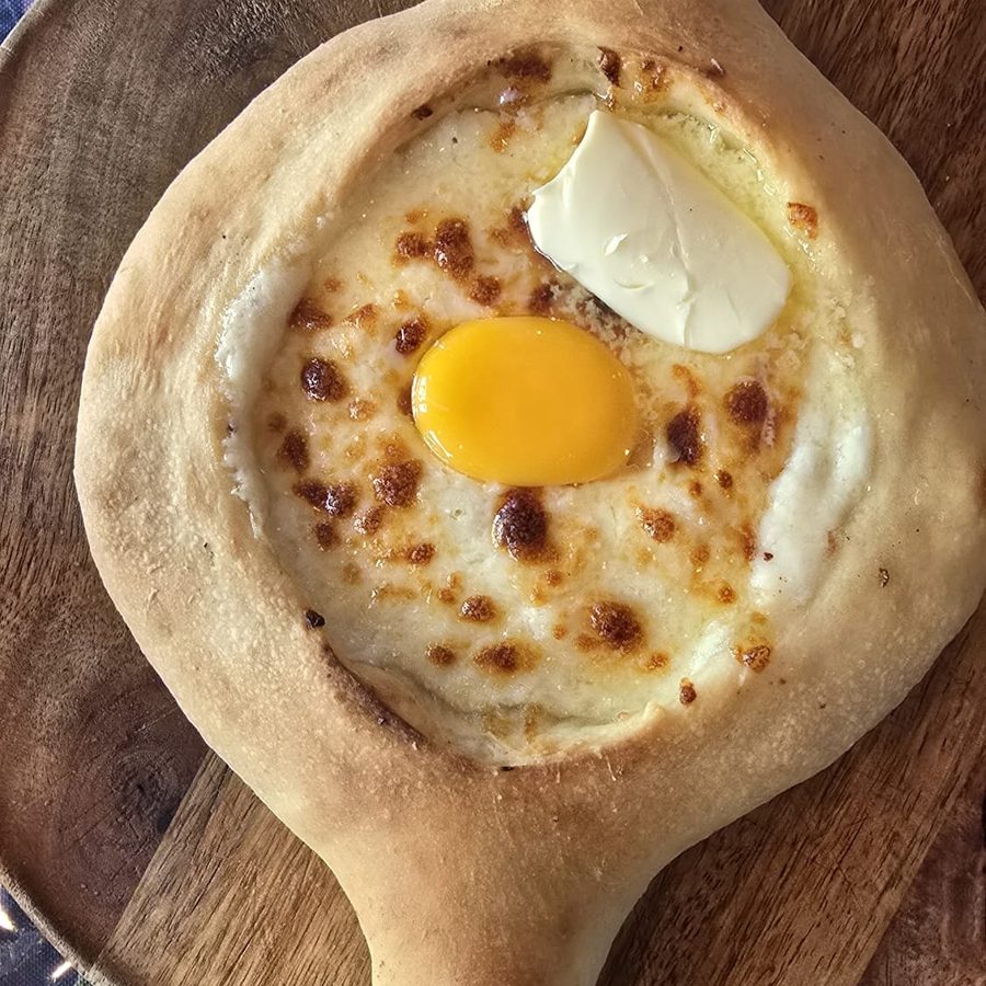 Khachapuri Adjarian — pan georgiano con queso y yema de huevo