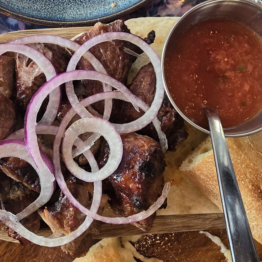 Mtsvadi — pinchos de ternera a la brasa con cebolla