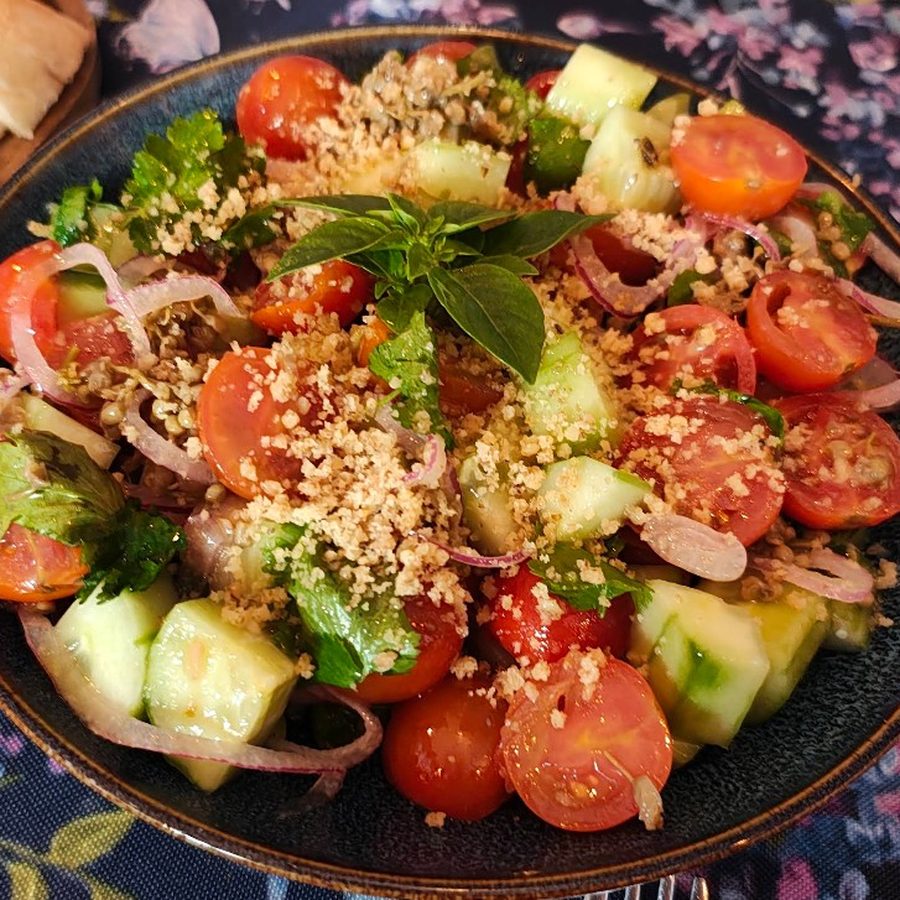 Adjarian salat — ensalada georgiana con nuez molida