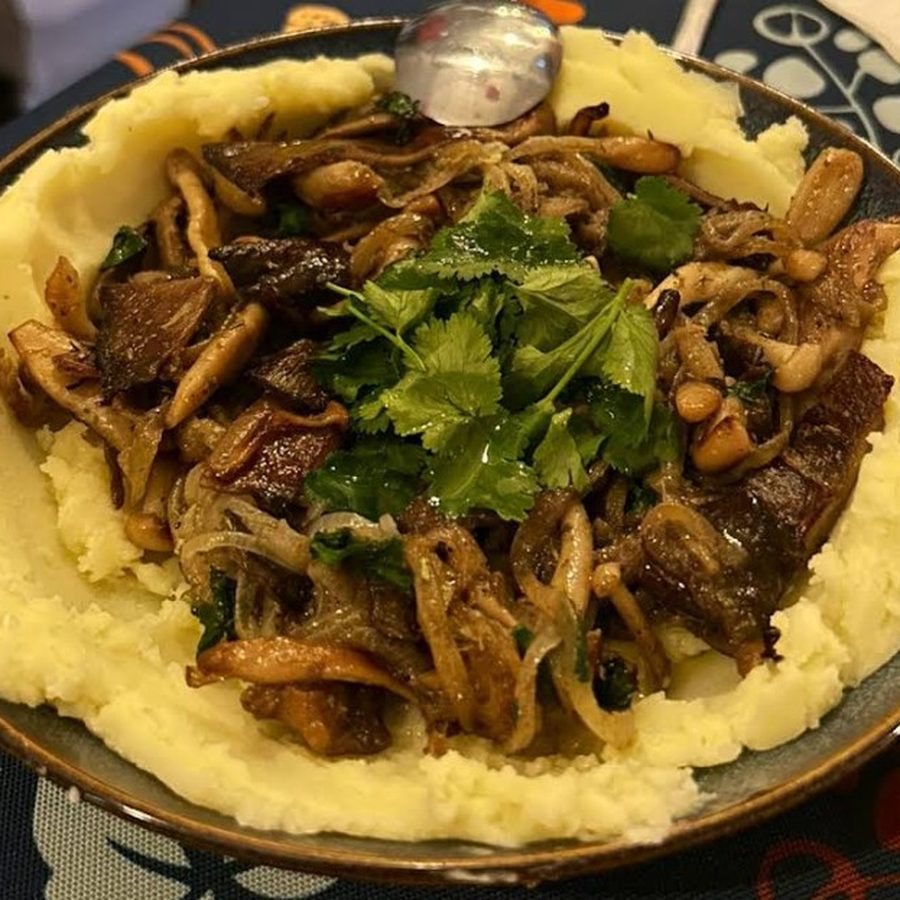 Setas salteadas con puré de patata